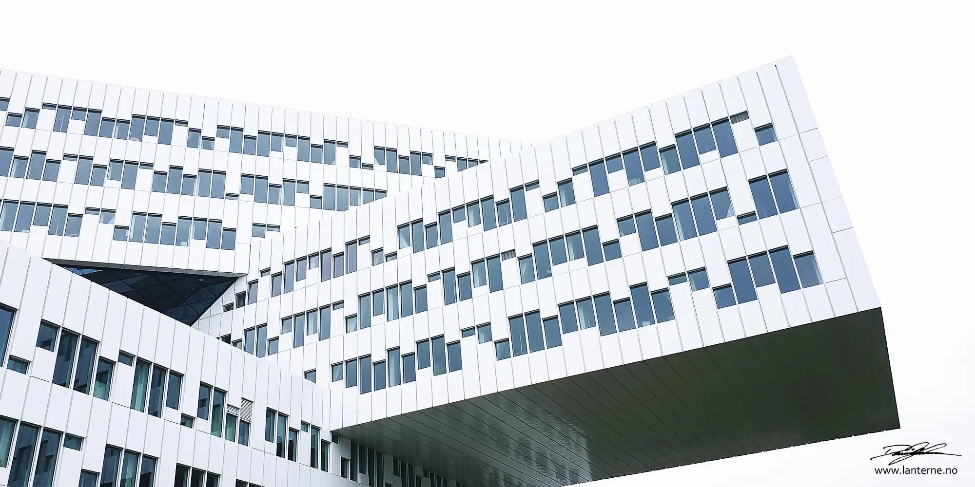 Portrettbilde av kvinne i vakre omgivelser.